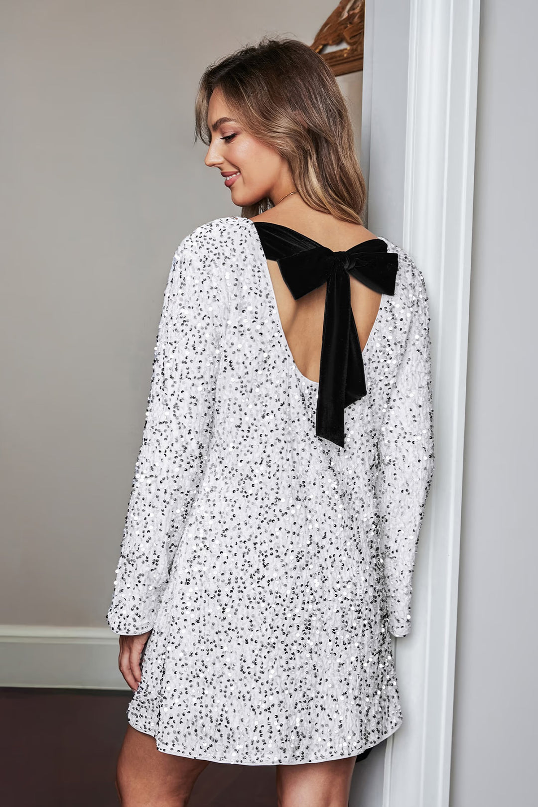 Adelaida - Glamouröses Minikleid mit Bootsausschnitt und ausgestellten Ärmeln für Damen